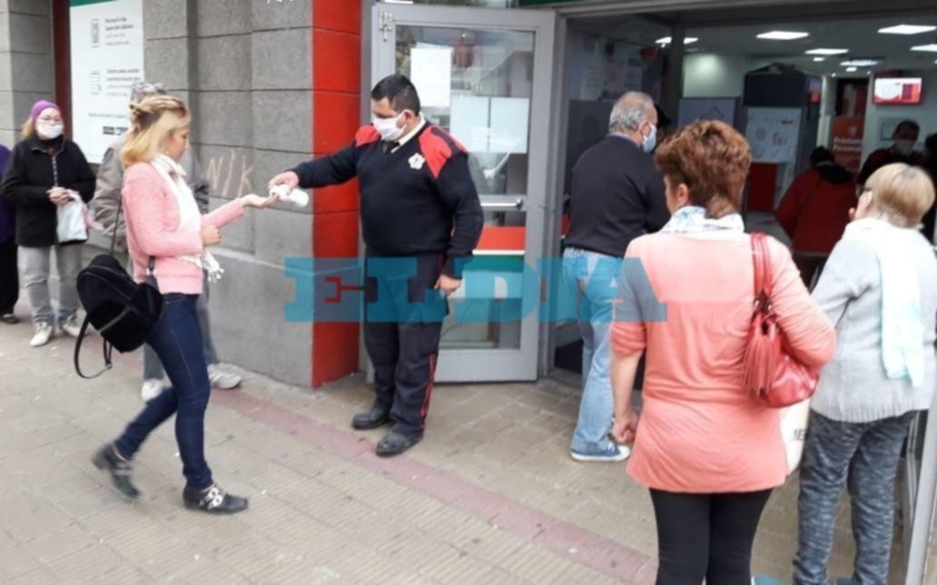 En La Plata, los bancos reabrieron con largas colas y quejas por los turnos