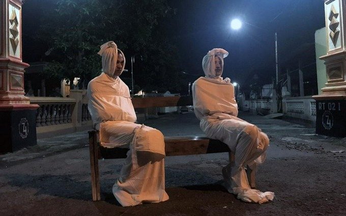 Un pueblo de Indonesia saca "fantasmas" a la calle para asustar a violadores de cuarentena