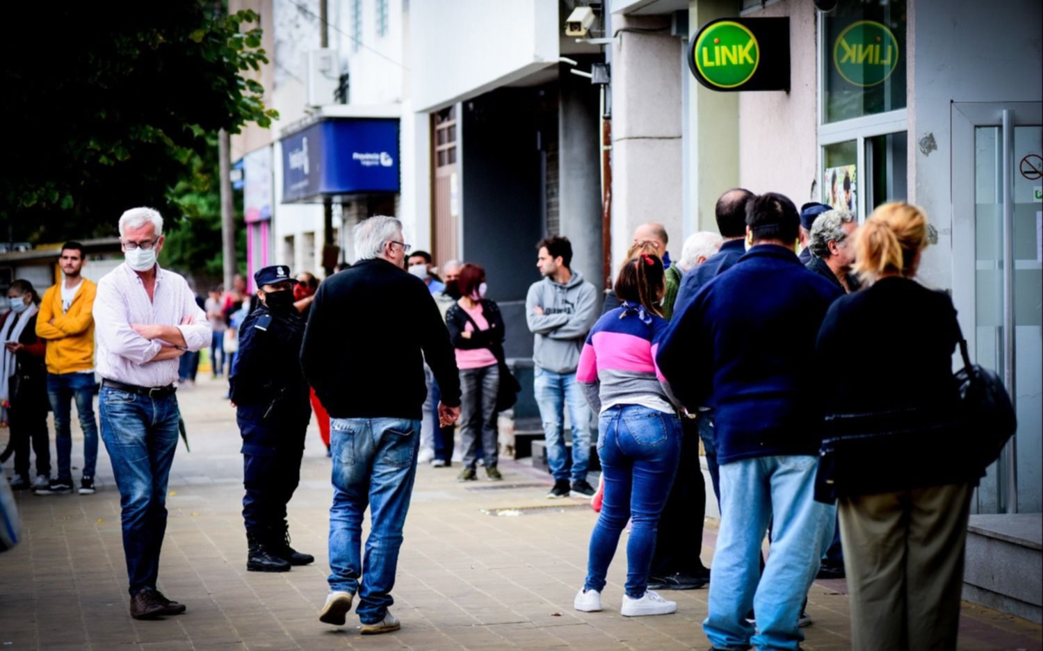Abrieron los bancos con colas, home banking caído y una catarata de quejas