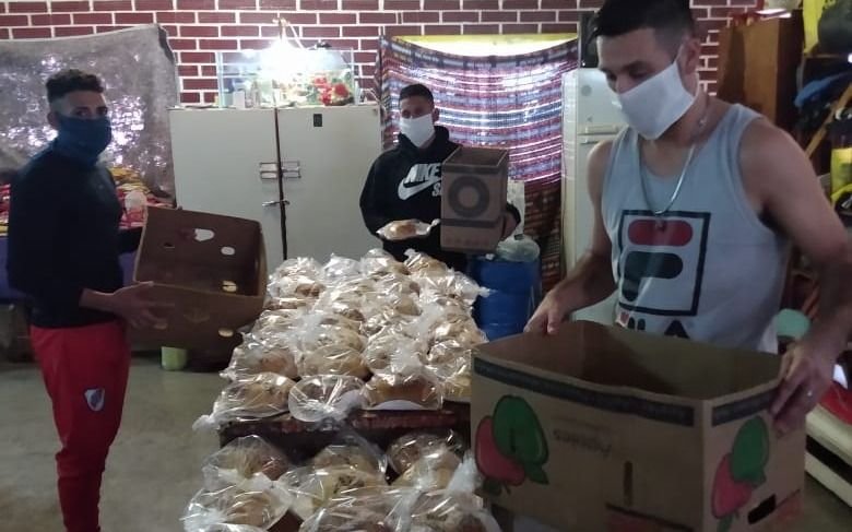 Más de 70 familias de Los Hornos tuvieron su rosca de Pascuas gracias a presos panaderos