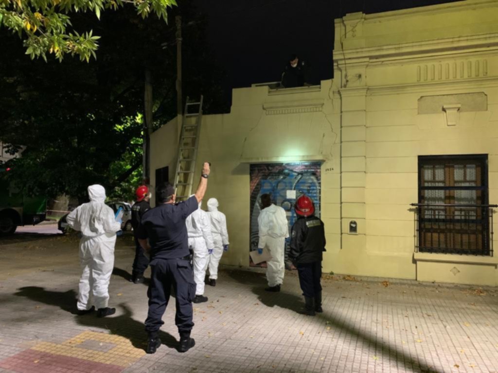 De noche, caminaba por el techo, un vecino lo vio y lo mató de un balazo