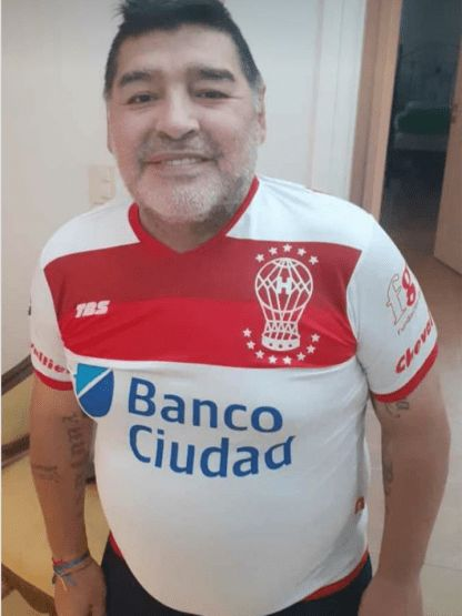 Se hizo viral una foto de Maradona con la casaca de Huracán y su dueño explotó de emoción