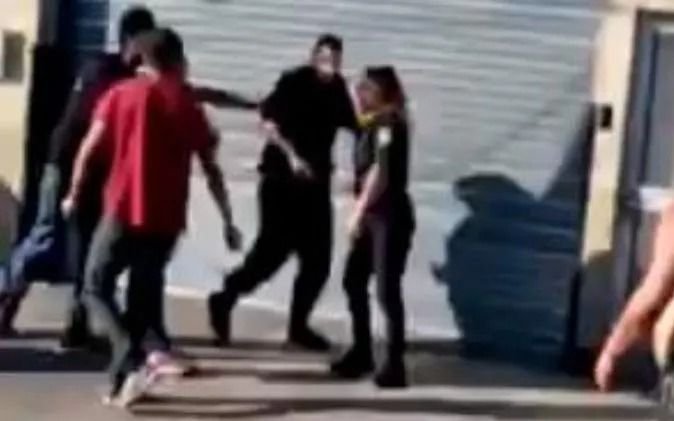 Vecinos echaron a policías que obligaban a cumplir cuarentena