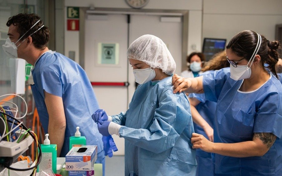 El coronavirus resiste temperaturas más altas de lo imaginado y debieron llevarlo a punto de hervor para matarlo