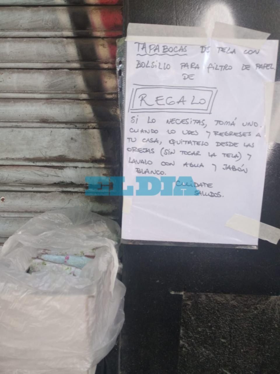 Fabrica tapabocas con bolsillos e invita a los platenses a llevarse uno de regalo