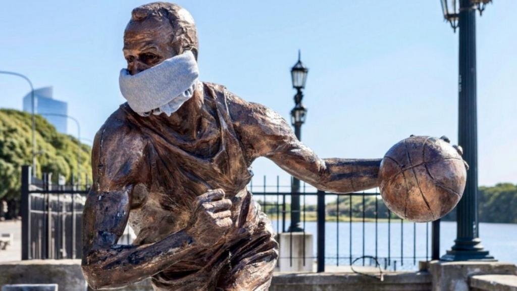Manu Ginóbili concientizó desde su propia estatua