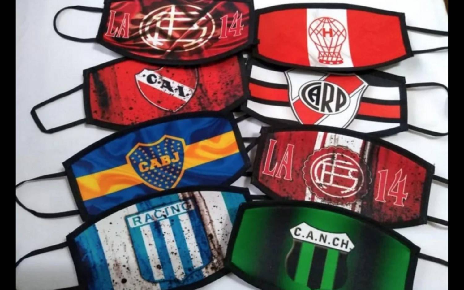 Ya aparecieron los barbijos con diseños futboleros