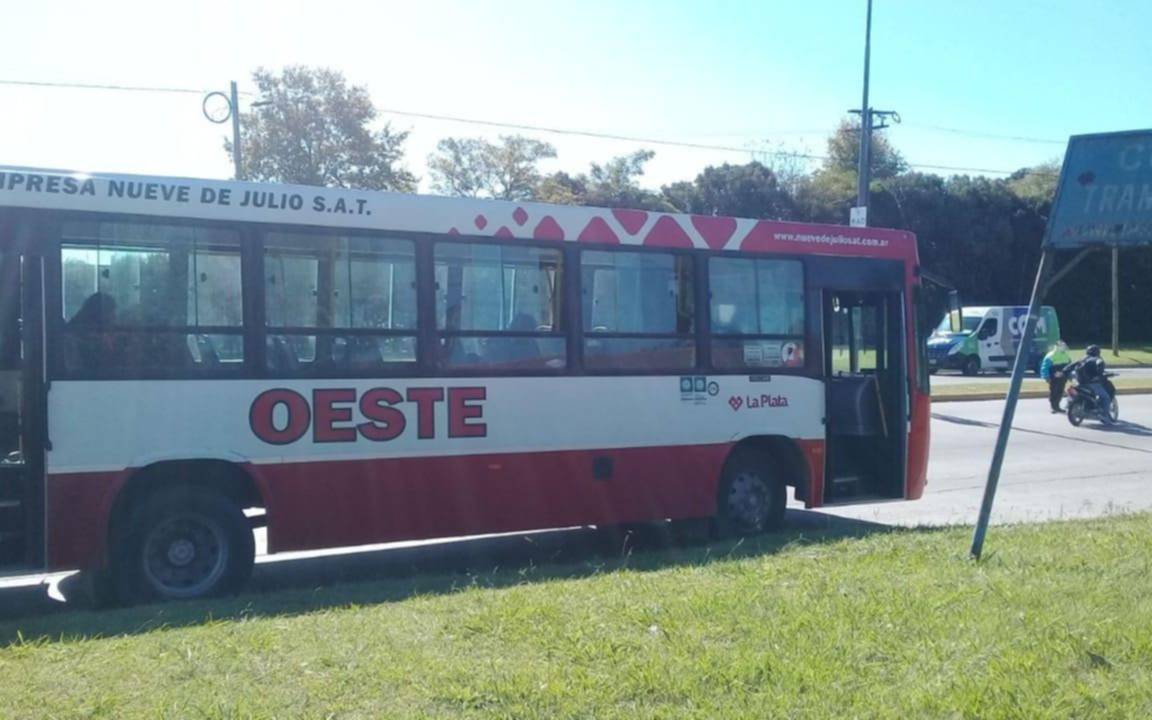 En ruta 36 y 520 activan protocolo de emergencia en un colectivo de la línea Oeste