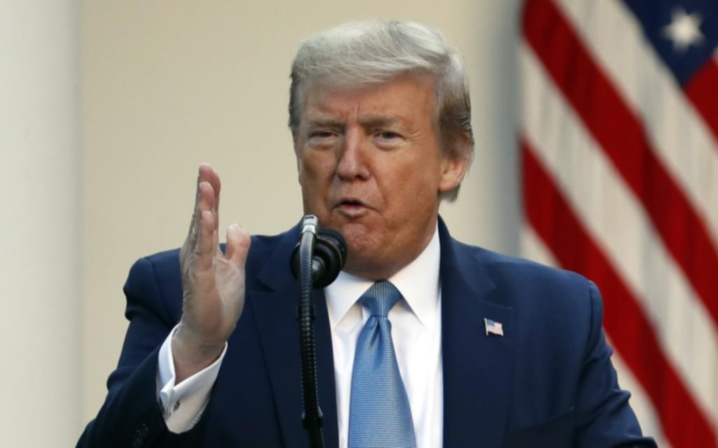 En pleno pico de casos, Trump promete reabrir la economía