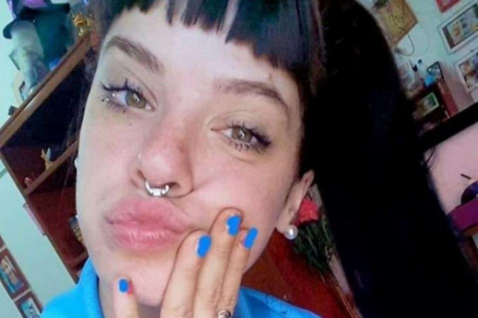 Lo denunció, fue liberado y sospechan que la asesinó