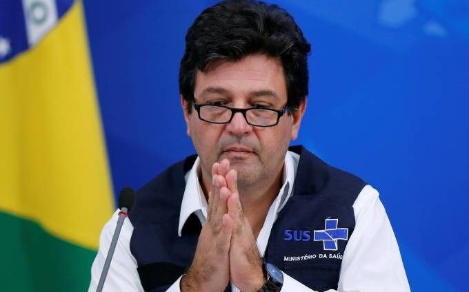 En medio de una fuerte disputa con Bolsonaro, se va el ministro de Salud