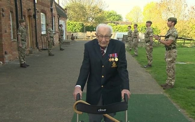  Veterano de guerra de 99 años recauda 15 millones de dólares para la salud británica