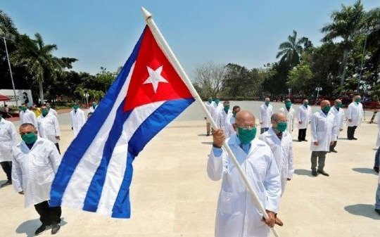 Coronavirus: el Gobierno habilitará el ingreso de más de 200 médicos cubanos para la Provincia