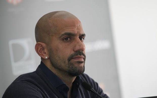 "El jugador con buen sueldo se tendrá que acomodar a la realidad", avisó Verón