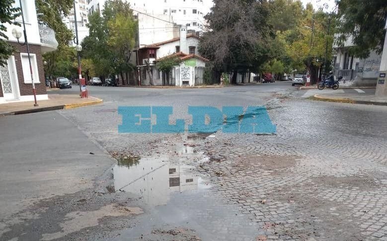 No cesan los reclamos por pérdidas de agua "que dejan a los vecinos expuestos al dengue"