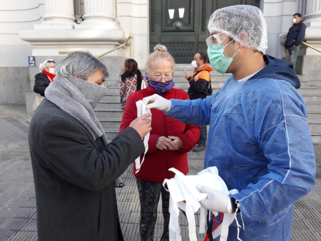 Afirman que el uso del barbijo alcanza al 90% y extienden el período de concientización