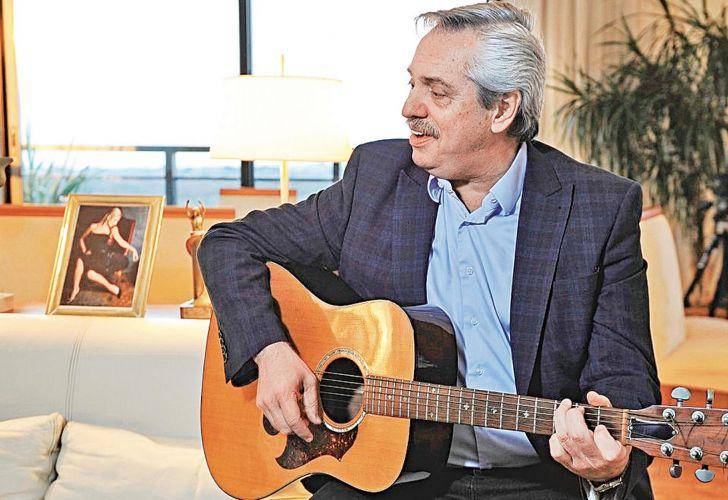 El Presidente “musicalizó” un programa radial