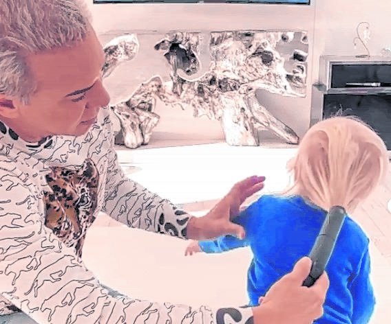 Flavio peina a su hijo con la aspiradora y ¡lo mataron!