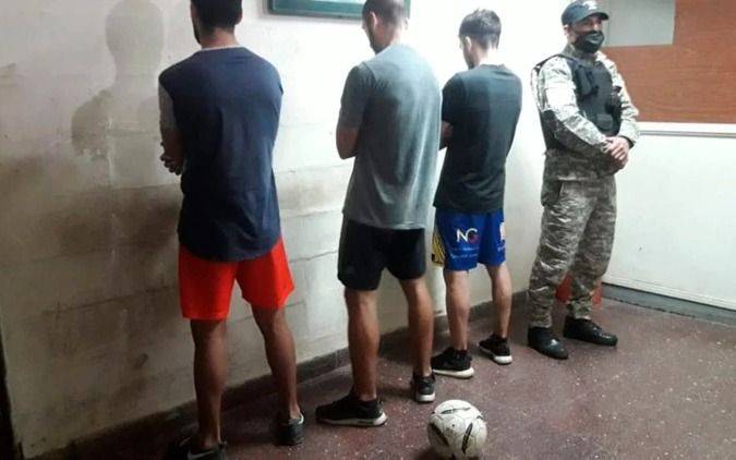 Tres jugadores del ascenso detenidos por romper la cuarentena y jugar al fútbol en la calle