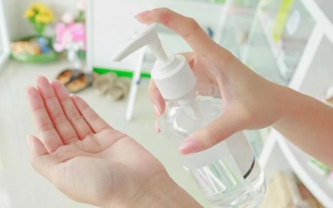 Fijan precios máximos para alcohol en gel y barbijos