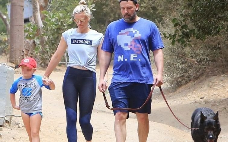 Los paparazzis de Hollywood se ganan la vida con las migajas que dejan estrellas confinadas