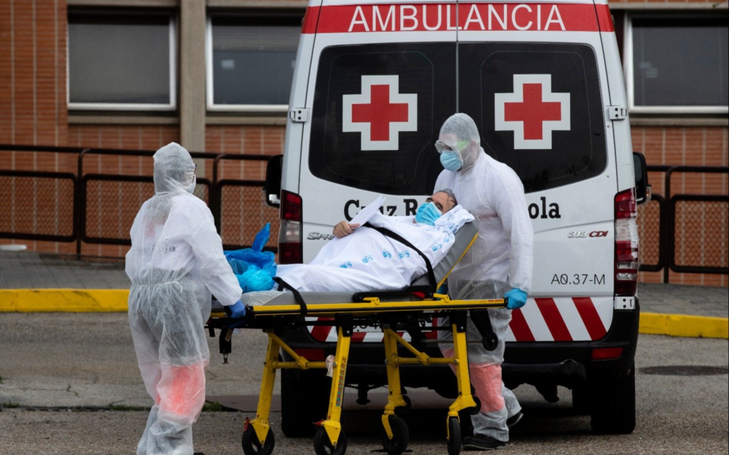 España supera los 20.000 fallecidos por coronavirus pese a caída en la cifra diaria
