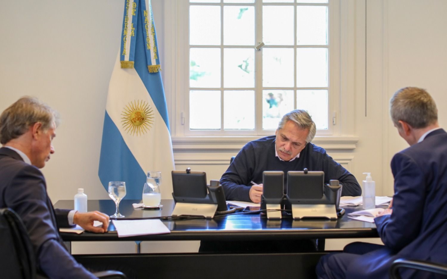 Fernández habló con Macron: "Hay que pensar en una nueva estructura económica para el mundo"
