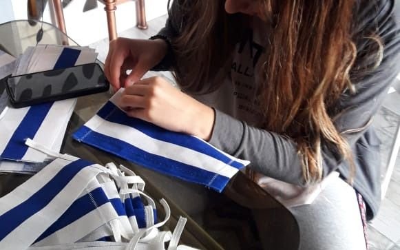 Gimnasia elaboró tapabocas para repartir en comedores y merenderos de la Región