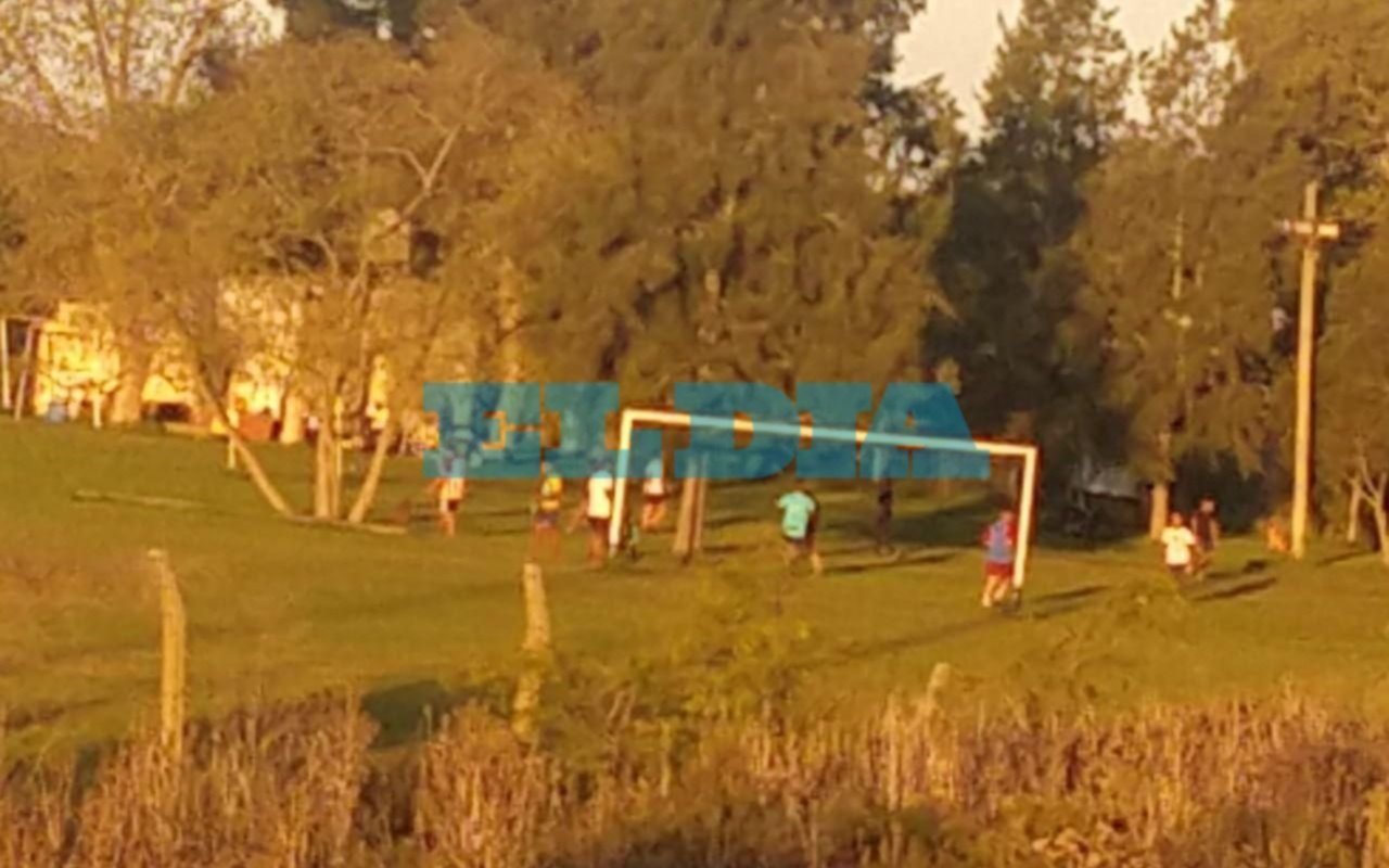 Denuncian que en Olmos siguen violando la cuarentena con un "picado" de fútbol