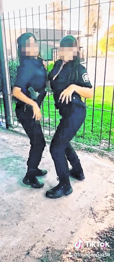 Policías en problemas por caer en las redes del Tik Tok