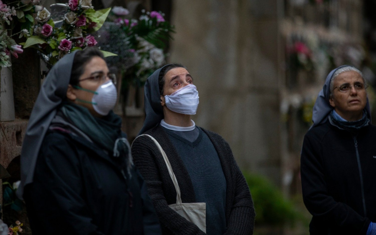 España supera las 20 mil víctimas fatales aunque baja la curva de contagios y fallecidos