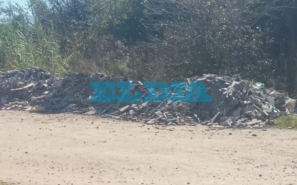 Denuncian basura y escombros sobre la vía pública en 173 y 55