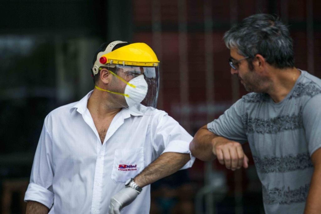 Barbijos, aislamiento, calles vacías y rutinas que se mudan a la red