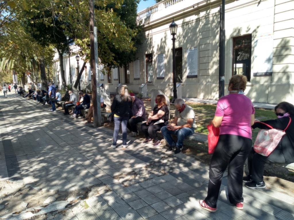 No frenan las quejas en la Ciudad por la vacunación antigripal