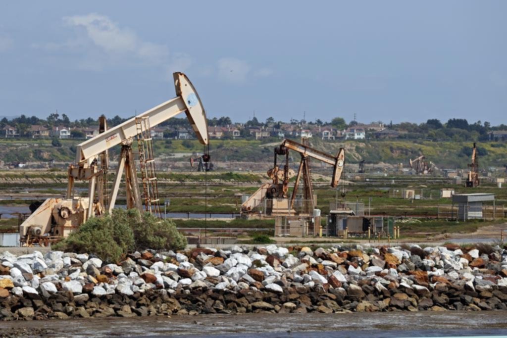 Histórico derrumbe del petróleo de Texas, que cotizó debajo de 0 dólares