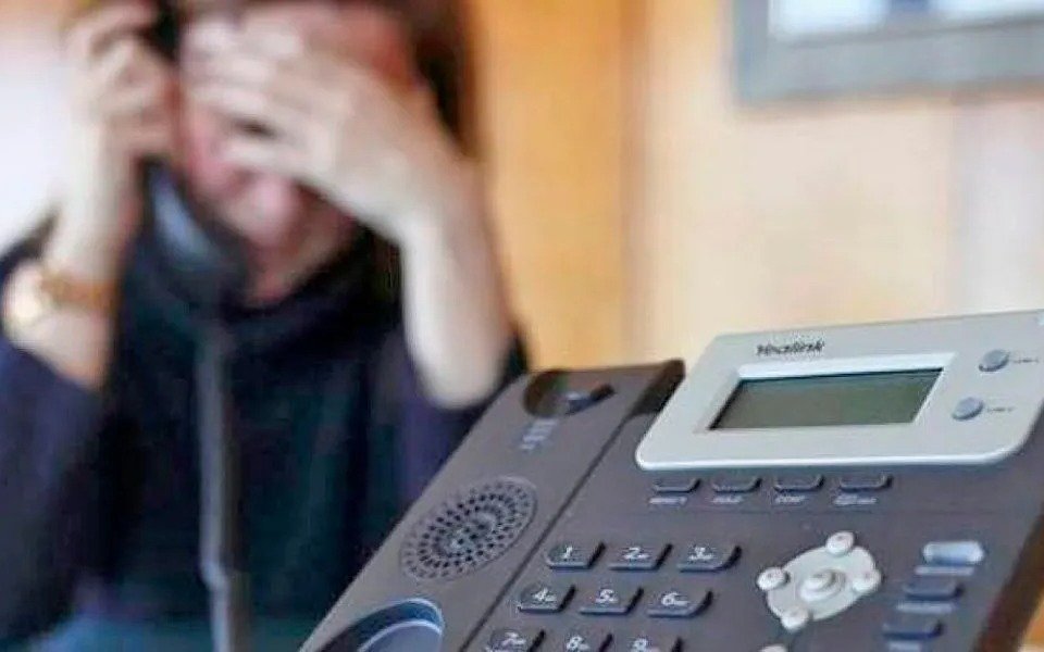 Las líneas de atención telefónica en tiempo de pandemia: un dolor de cabeza para los platenses