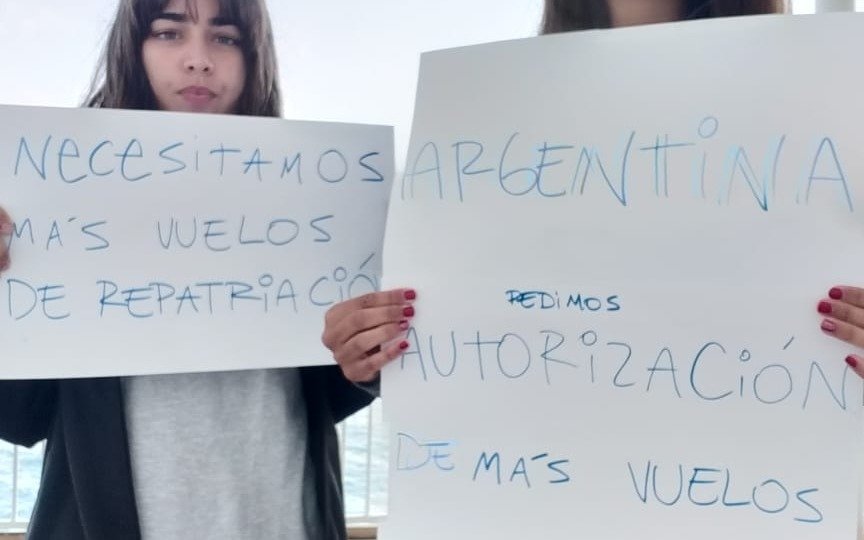 Trabajadoras en un crucero: esperar en alta mar porque en ningún puerto quieren que bajen