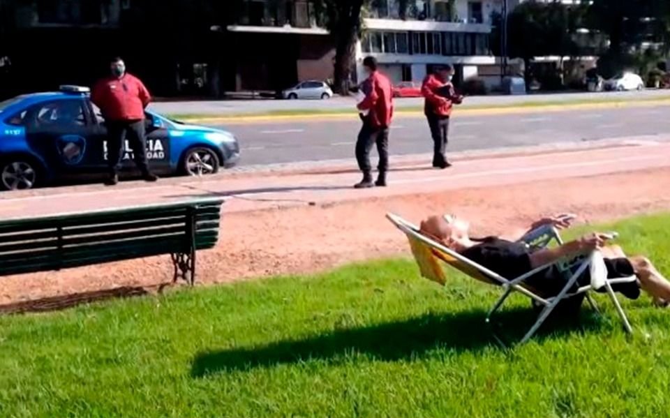 Insólito: salió a tomar sol, se resistió al operativo policial y terminó imputada