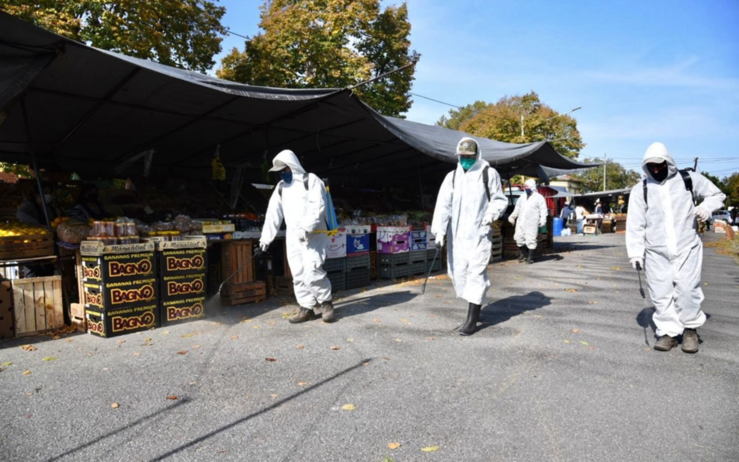 Desinfectan las ferias de verduras en La Plata