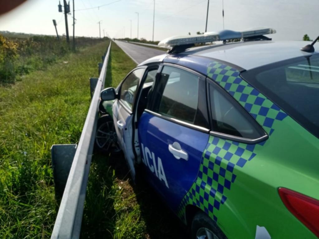 Con una moto adulterada quiso huir del control y chocó a un patrullero en Berisso
