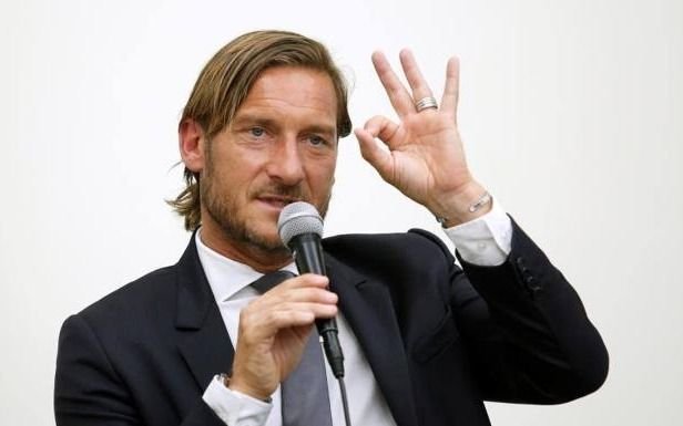 Totti le tiró flores a Maradona: “Crearon el balón porque sabían que existiría Diego”
