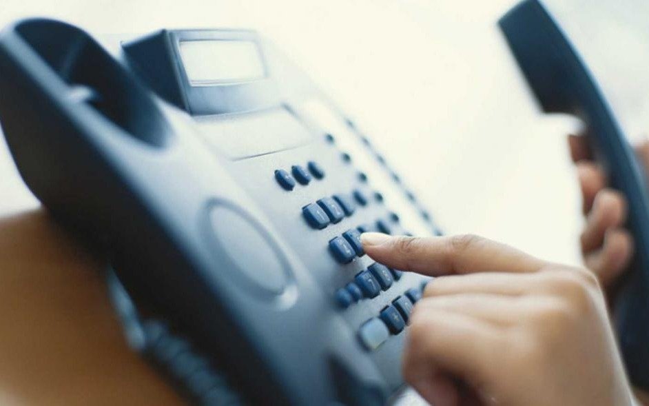 Pasar la cuarentena sin teléfono: el drama de abuelos de Ensenada
