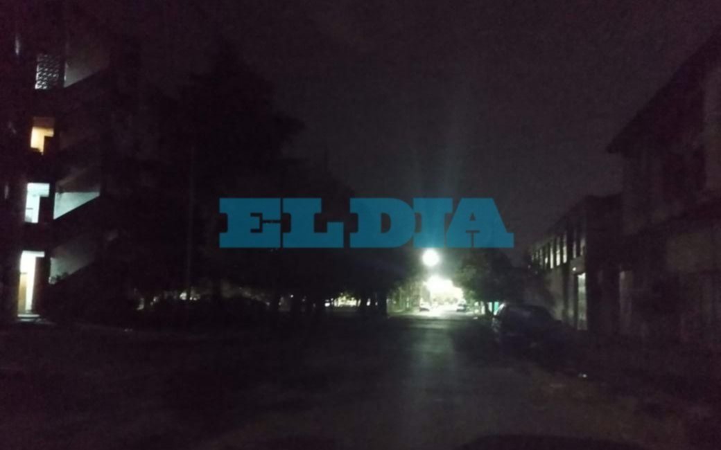 Luminarias sin funcionar en un sector de Barrio Monasterio