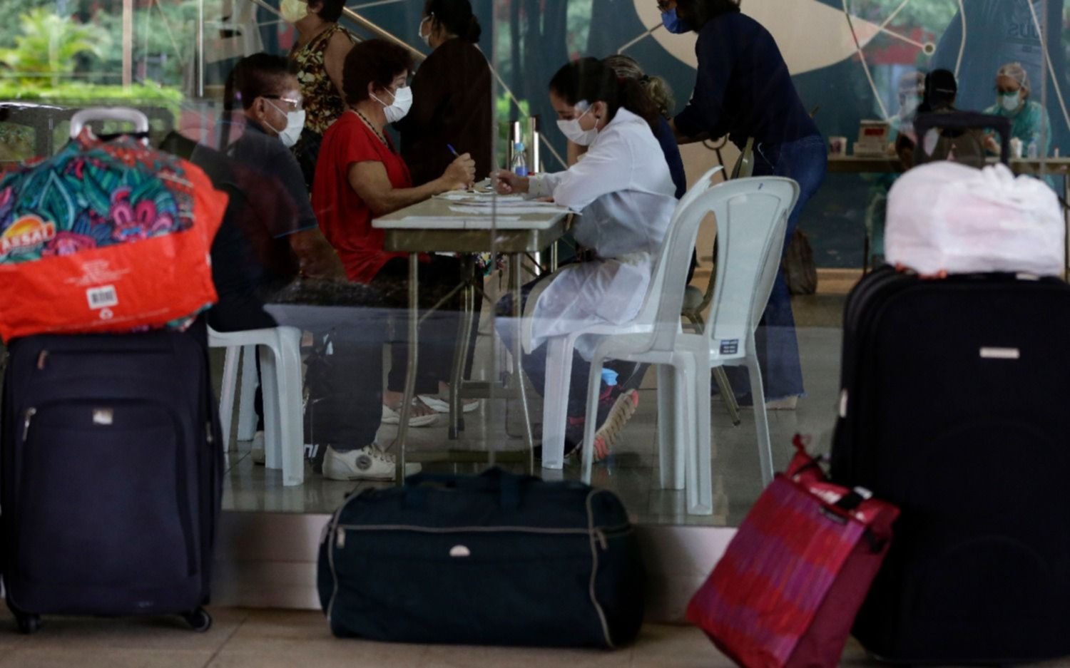 Récord de muertes en Brasil por coronavirus en un día: más de 400