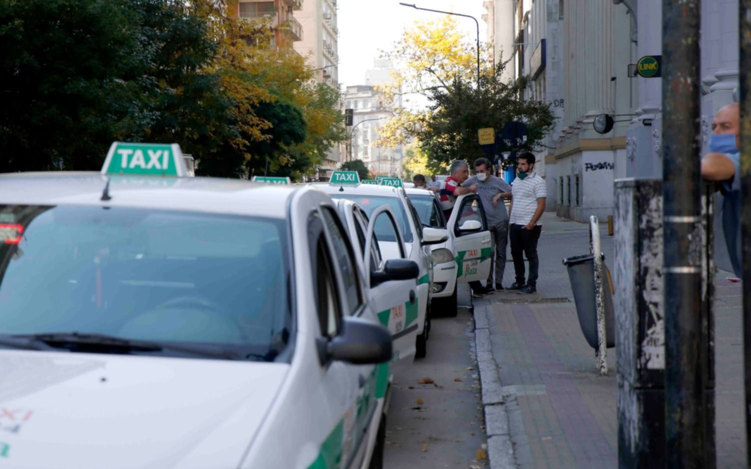 Olla popular y ayuda para taxistas