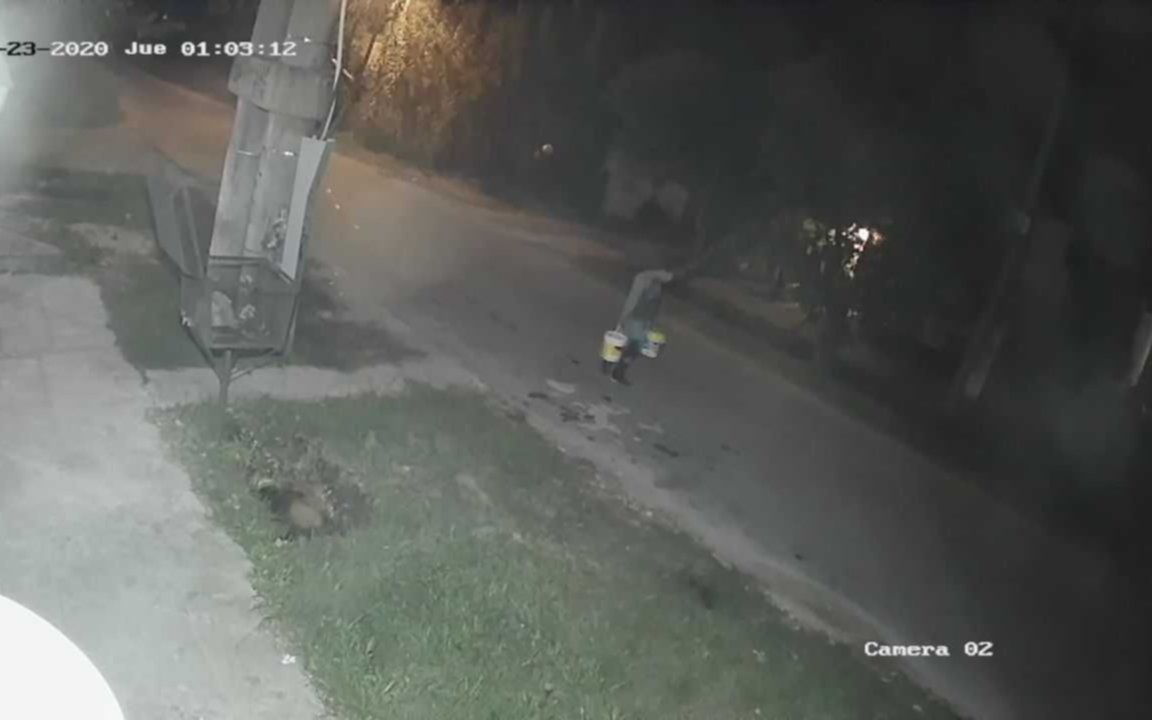 Ni bien cae la noche, los ladrones toman control de un barrio platense