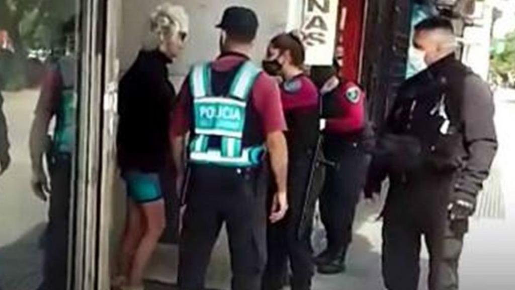 Por robar ajos y quesos: Leevon denunció que la “molieron a palos”
