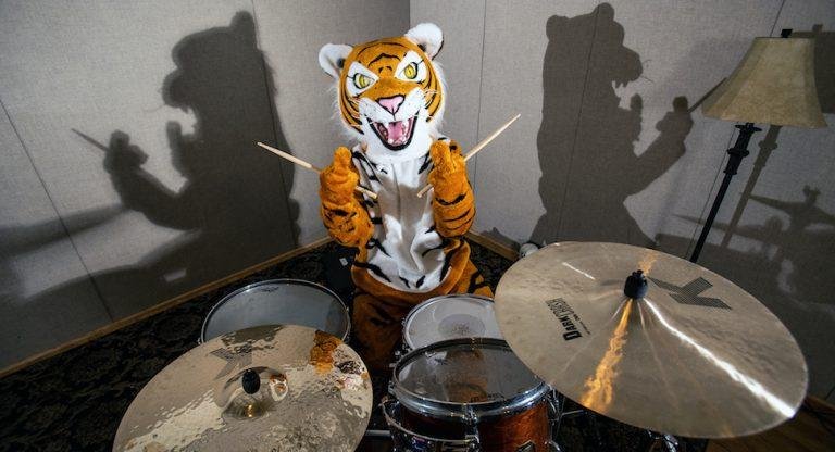 The Offspring se suman a la fiebre por “Tiger King” y graban “Here Kitty Kitty”