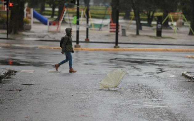 Sábado con cielo gris, lluvias y vientos en la Región