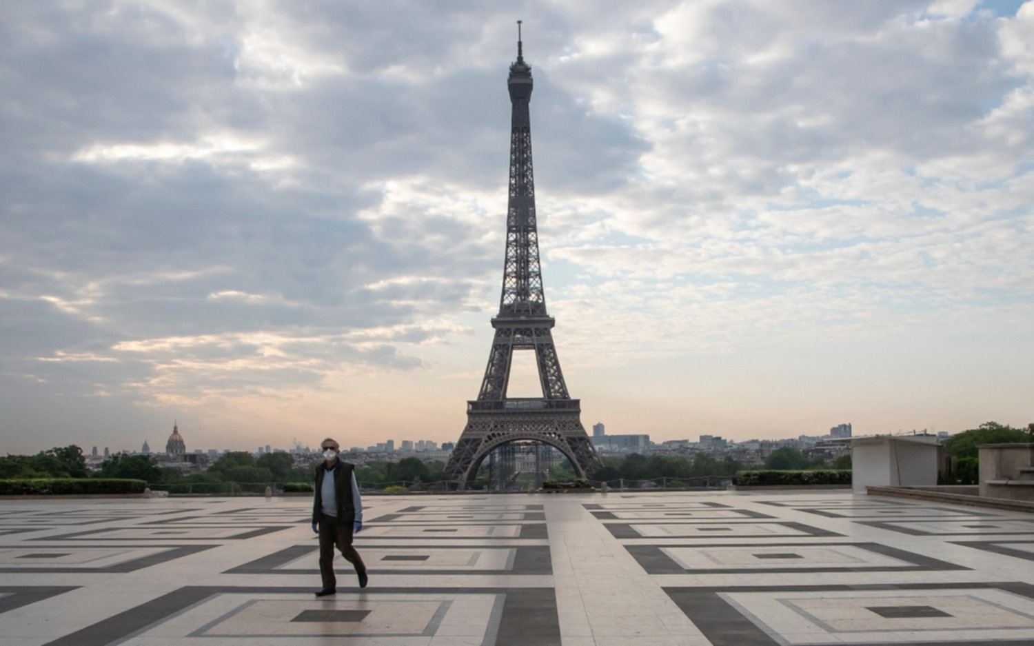 Francia registró 242 muertes en las últimas 24 horas y prepara la flexibilización
